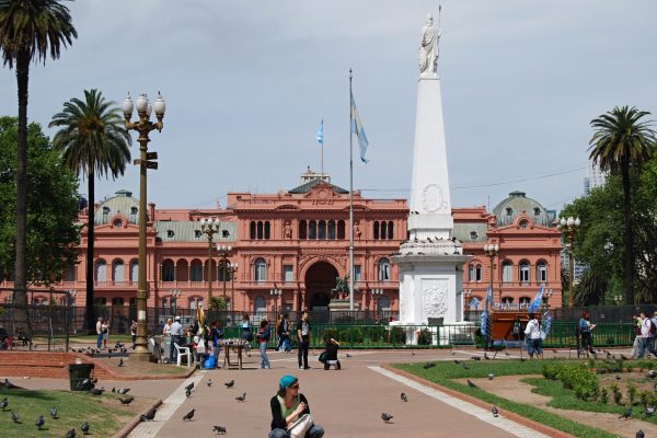 Plaza_de_Mayo_a_prezidentský_palác_Casa_Rosada_-_Buenos_Aires_-_panoramio_(1)